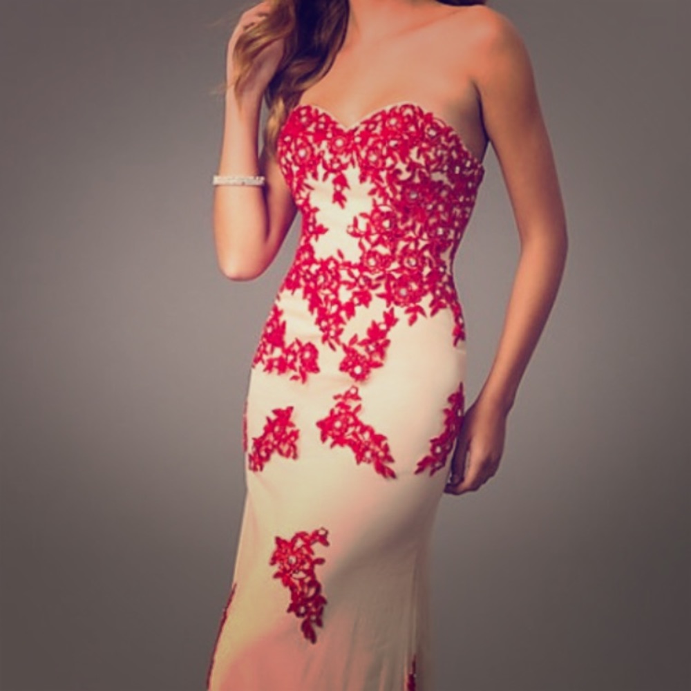 Beautiful new with tags prom/wedding/evening dress